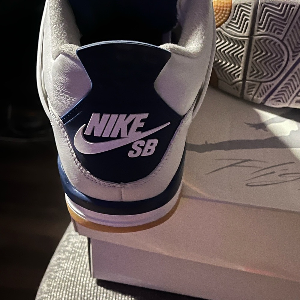 Nike SB Men's White and Navy Sneakers